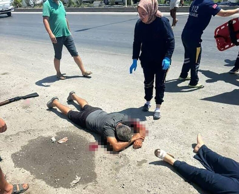 Mersin’in Anamur ilçesinde bir kişi ’kıskançlık’ yüzünden yol kenarında tartıştığı