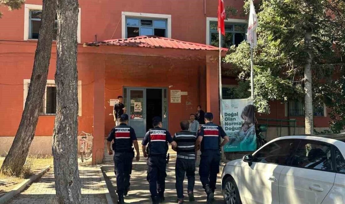 Orman yangınına neden olan şahıs yakalanıp tutuklandı Kahramanmaraş’ın Göksun ilçesinde çıkan orman yangınına neden olduğu belirlenen arıcı