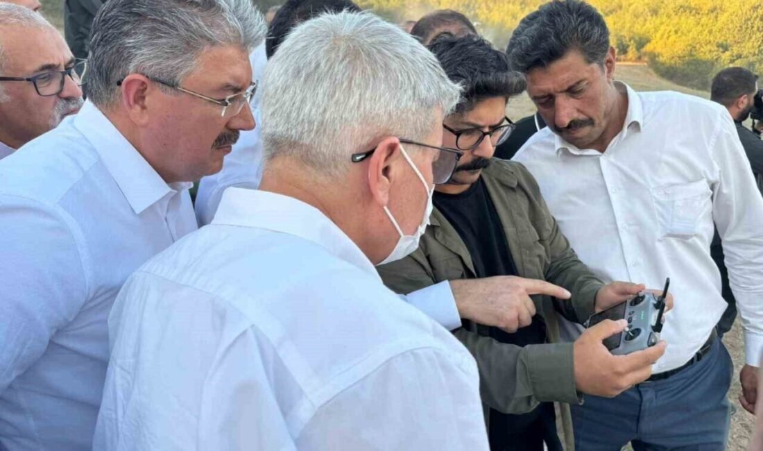 Osmaniye’nin Sumbas ilçesine bağlı Akdam köyünde çıkan anız yangınında alevler