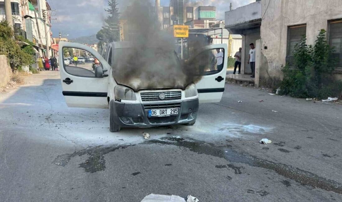 Osmaniye’de alev alev yanan hafif ticari aracı itfaiye ekipleri söndürdü.