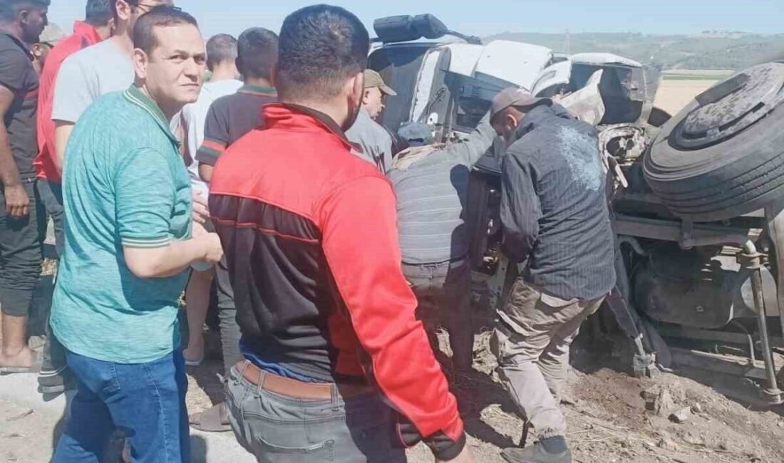Osmaniye’de seyir halindeki tır, sürücüsünün direksiyon hakimiyetini kaybetmesi sonucu devrildi.