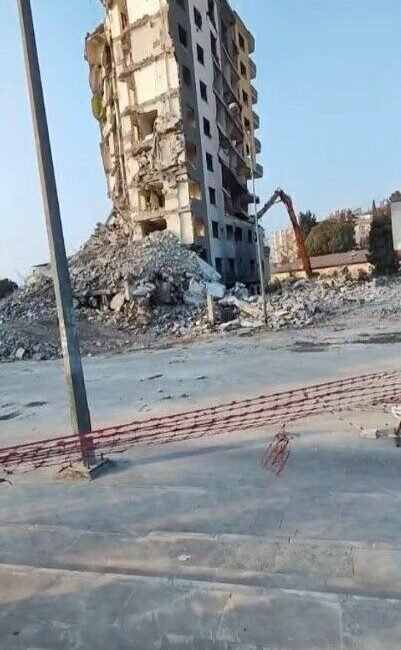 Kahramanmaraş merkezli depremlerden etkilenen Osmaniye’de hasar alan bir bina, iş