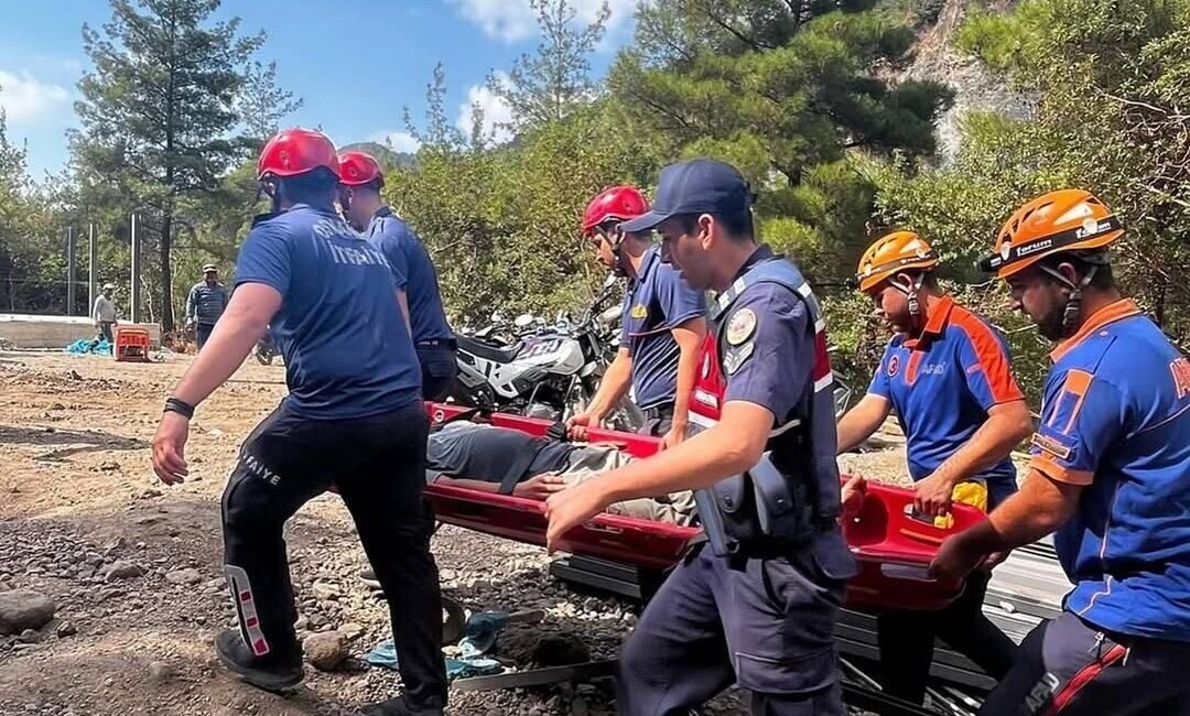 Osmaniye’nin Sarısu Şelalesi’nde doğa yürüyüşüne çıkan bir kişi, kayalıklarda dengesini