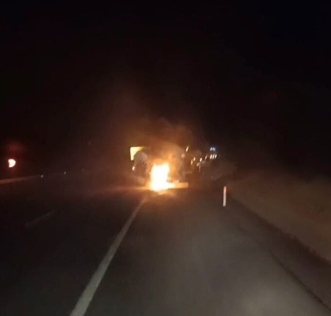 Osmaniye’nin Düziçi ilçesinde seyir halindeyken yanan tanker, itfaiye ekiplerinin müdahalesiyle