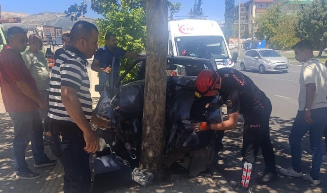 Kahramanmaraş’ta sürücüsünün direksiyon hakimiyetini kaybettiği otomobil ağaca çarptı. Kaza, merkez