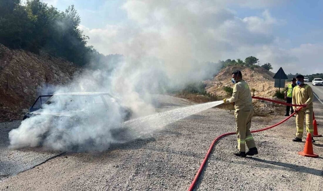 Mersin’in Erdemli ilçesinde seyir halindeki araç alev alev yandı. Orman
