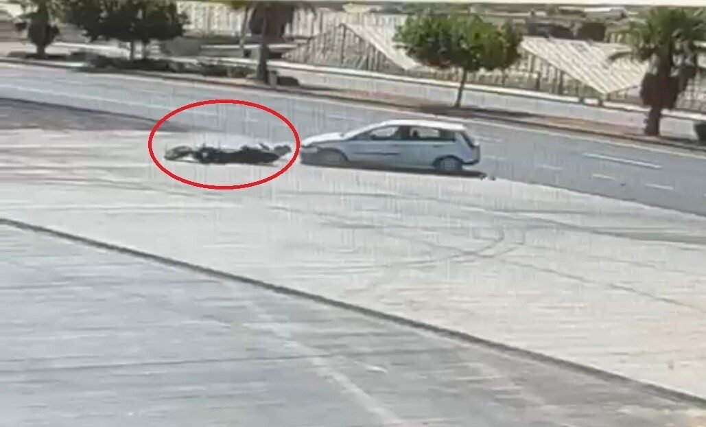Antalya’nın Gazipaşa ilçesinde aynı yönde seyreden otomobille motosikletin çarpışması sonucu
