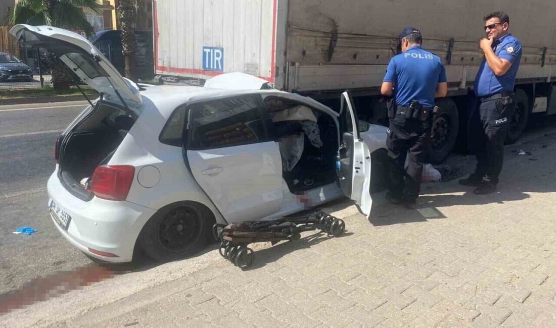 Antalya’nın Serik ilçesinde seyir halindeki otomobilin park halindeki tıra çarpması