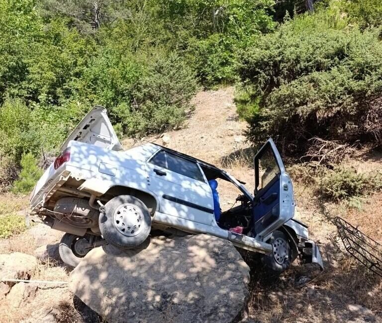 Adana’nın Feke ilçesinde otomobilin şarampole devrilmesi sonucu 2 kişi yaralandı.