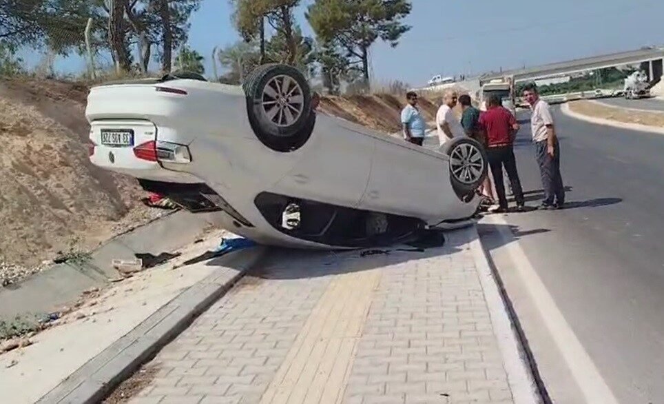 Mersin’in Erdemli ilçesinde meydana gelen kazada otomobil ters döndü 4