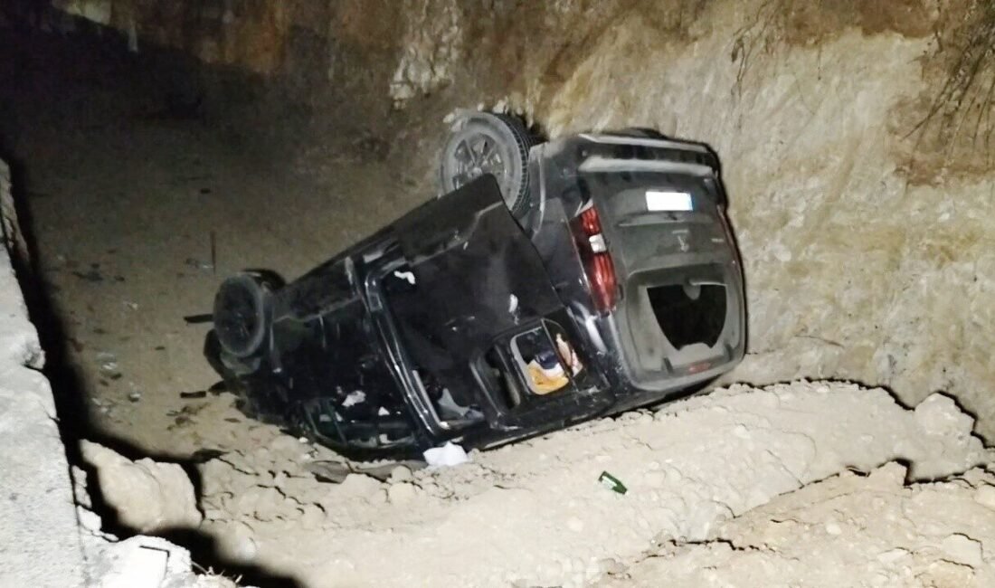 Antalya’nın Manavgat ilçesinde aynı istikametteki otomobile çarpan hafif ticari aracın