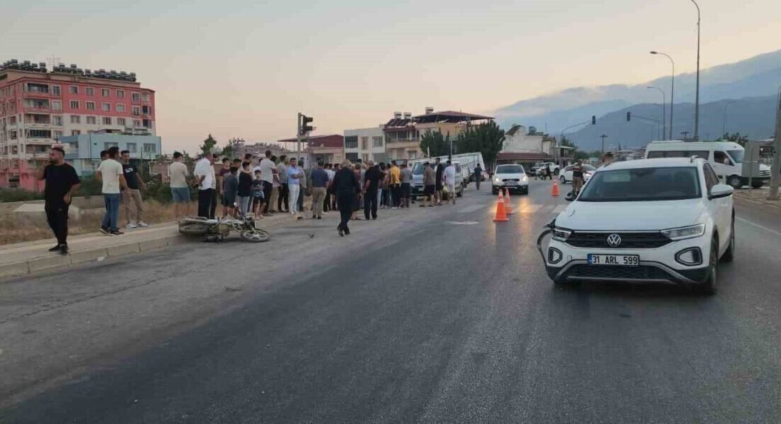 Hatay’da otomobil ile çarpışarak devrilen motosikletin sürücüsü öldü. Kaza, Gaziantep