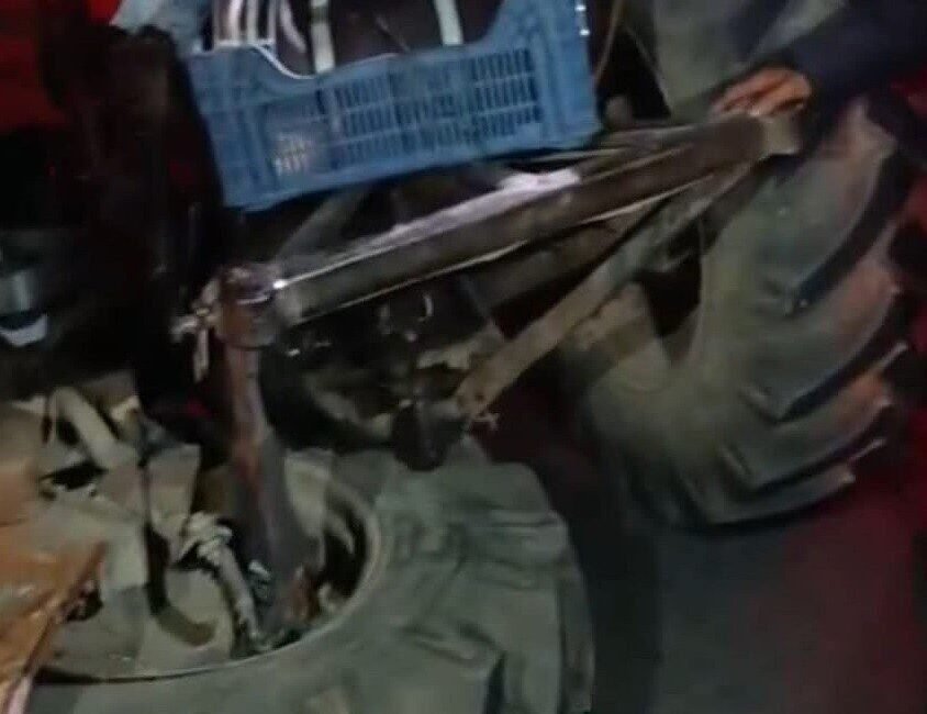 Mersin’in Erdemli ilçesinde otomobille çarpışan traktörün tekeri koptu 2 kişi