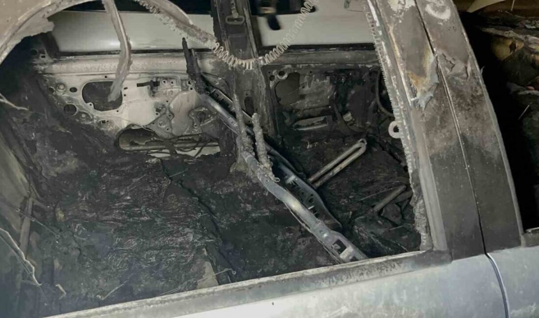 Antalya’nın Alanya ilçesinde park halindeki bir otomobil elektrik aksamından çıkan