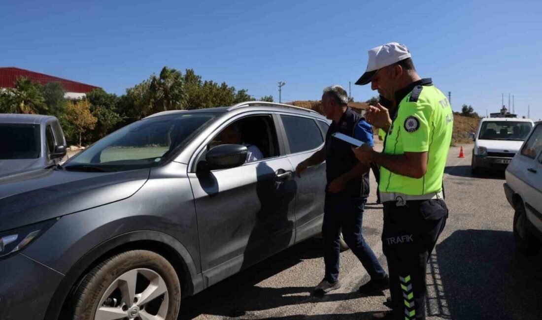 Adana’nın Kozan ilçesinde öğle saatlerinde araç termometreleri 50 dereceyi gösterdi.