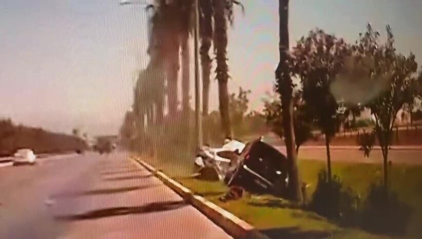 Antalya’da 3 araca çarptıktan sonra kaçmaya çalışan hafif ticari aracın,