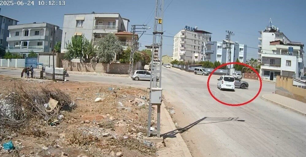 Hatay’da önündeki aracı sağdan sollamak isteyen otomobilin, hafif ticari araçla