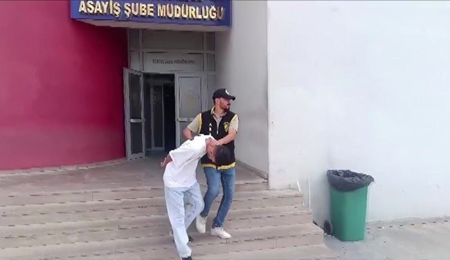 Adana’da sahte polis tuzağı, gerçek polislerin hızlı operasyonuyla bozuldu. Kendilerini