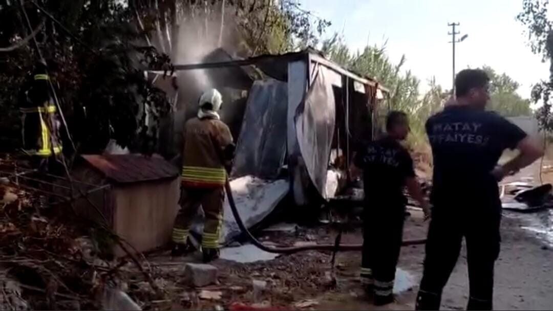 Hatay’da alevlere teslim olarak yanan konteyner kullanılamaz hale geldi. Yangın,