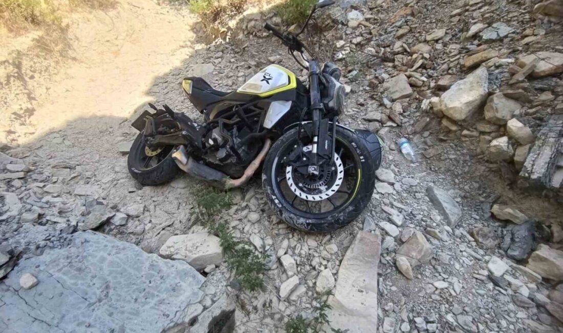 Antalya’nın Manavgat ilçesinde Beşkonak-Sağırin yolunda seyir halindeki motosiklet, sürücüsünün direksiyon