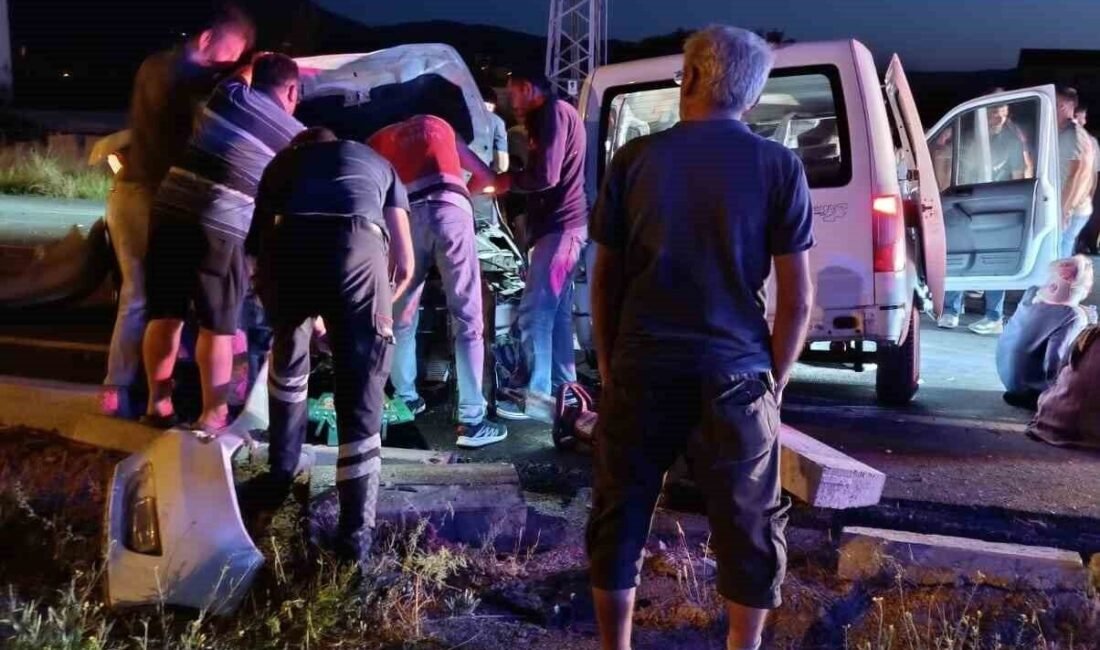 Isparta’nın Şarkikaraağaç ilçesinde hafif ticari araç ile otomobilin çarpışması sonucu
