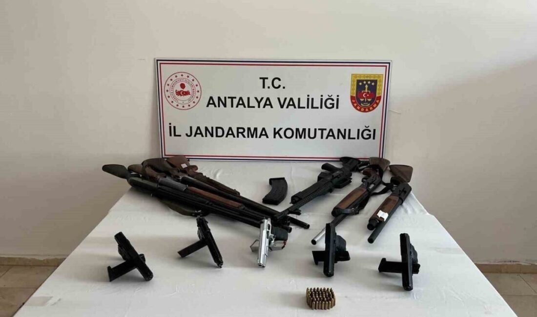 Antalya İl Jandarma Komutanlığı’nın Serik’te 5 adrese düzenlediği operasyonda tabanca