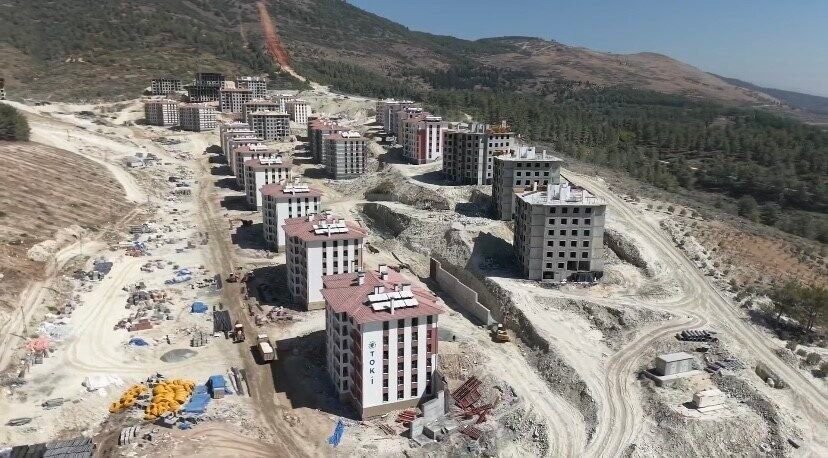 Hatay’ın Antakya ilçesine inşa edilen afet konutlarında inşaat çalışmaları hızla