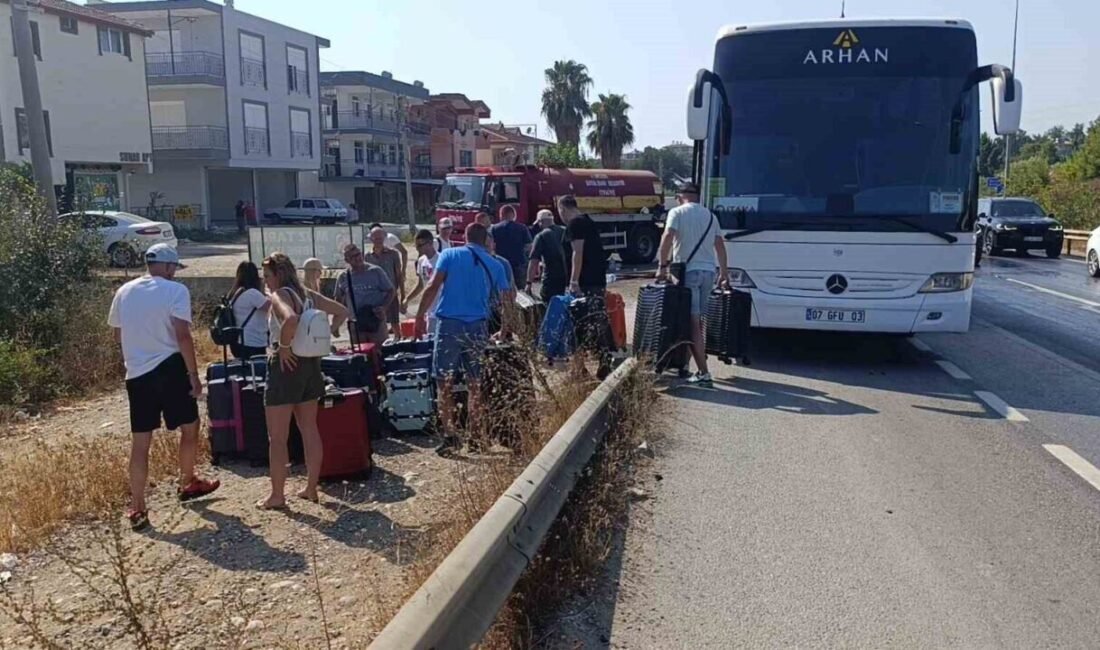 Antalya Havalimanı’ndan aldığı Polonyalı turistleri, Alanya’daki otellerine götürmek için yola