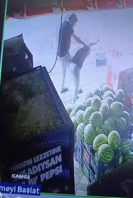 Adana’da sipariş verdiği marulu beğenmeyen müşteri, market çalışanı çocuğu darp
