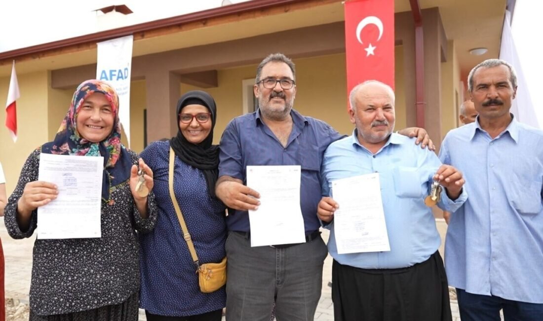 Osmaniye’nin Sumbas ilçesinde yapımı tamamlanan 27 köy evinin anahtarı hak