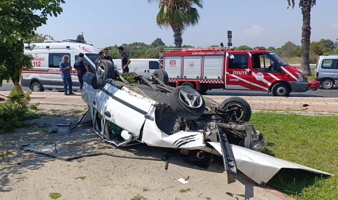Antalya’nın Manavgat ilçesinde sürücüsünün direksiyon hakimiyetini kaybettiği otomobil, kaldırıma çarpıp