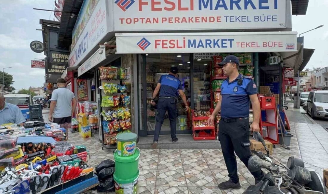Tarsus Belediyesi Zabıta Müdürlüğü ekipleri, kent genelinde kaldırımları işgal eden