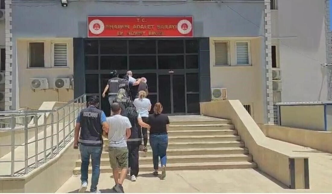Tefecilik operasyonunda aranan son şüpheli de gözaltına alınıp tutuklandı Mersin’in Anamur ilçesinde 100 milyon liralık haksız kazanç sağlayanlara yönelik