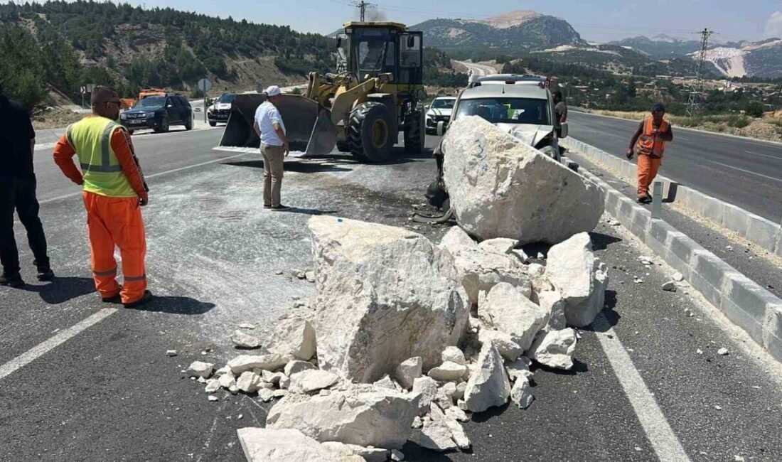 Isparta’da seyir halindeki tırdan düşen mermer bloğuna çarpan otomobildeki sürücü