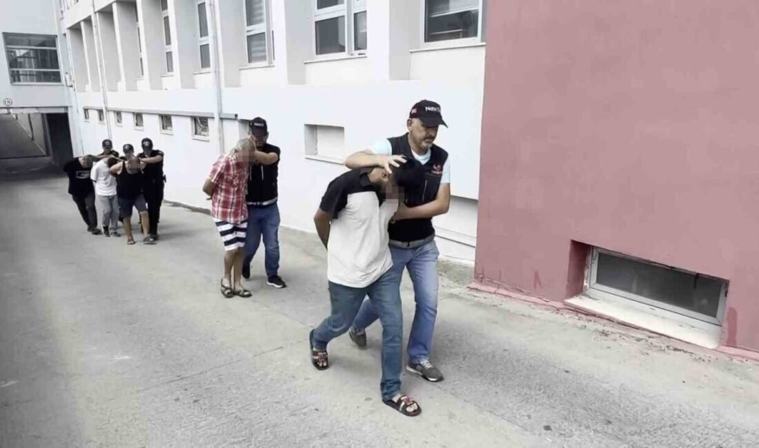 Adana’da polis ekiplerince düzenlenen operasyonda uyuşturucu madde ticareti yapan 5