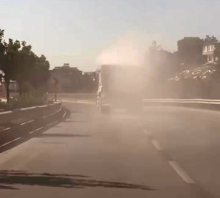 Hatay’da kamyonun kasasını kapatmayan ve taşıdığı yükü çevreye saçan sürücüye