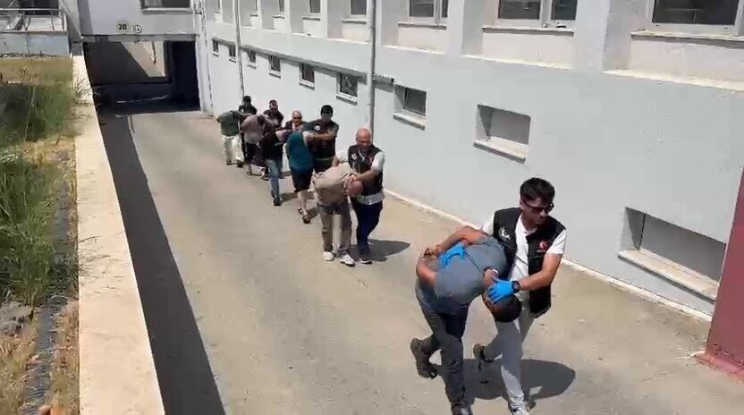 Adana’da sokak satıcılarına yönelik düzenlenen operasyonda çeşitli türde uyuşturucu madde