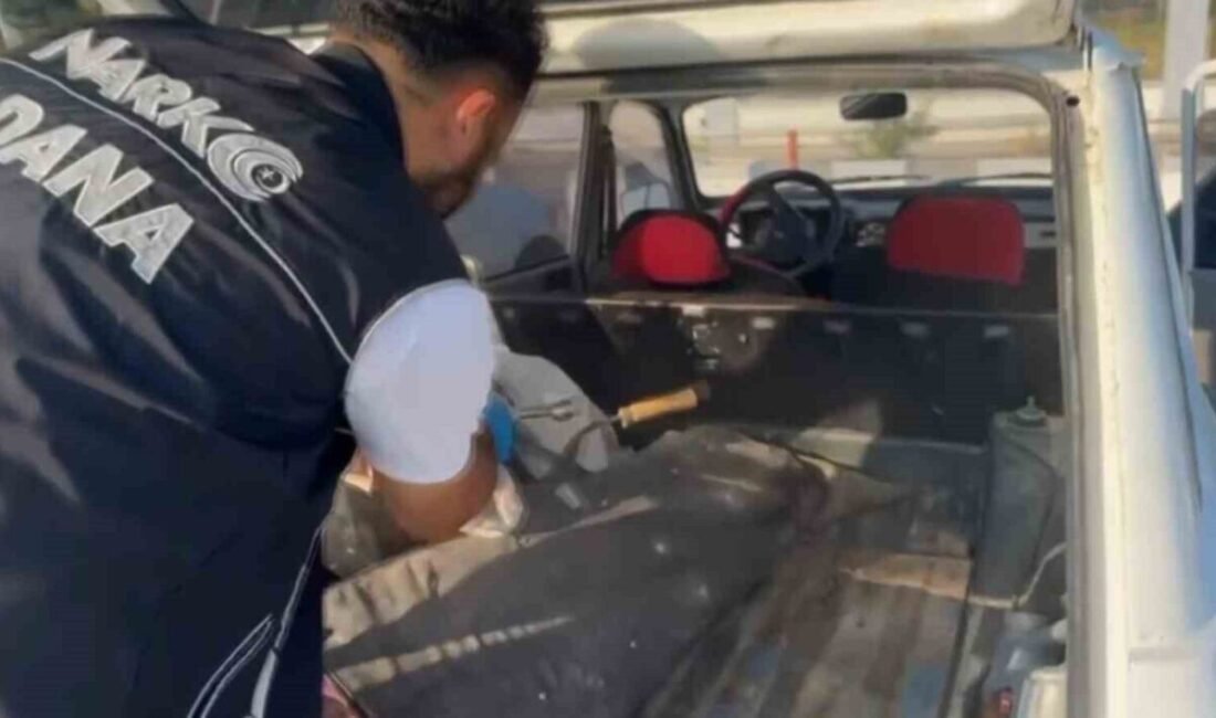 Adana’da narkotik polislerinin arama yaptığı bir otomobilin stepne yerinde 3