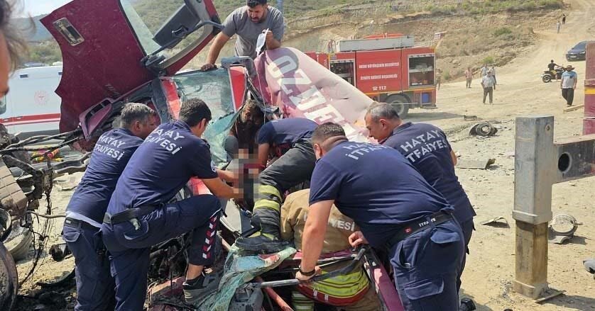 Hatay’da freni patlayan vincin 2 aracı biçerek uçurumdan uçtuğu kazada