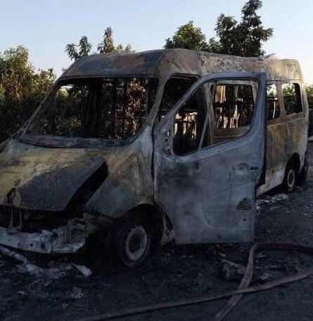 Mersin’de alev alev yanan minibüs kullanılamaz hale geldi. Olay, Erdemli