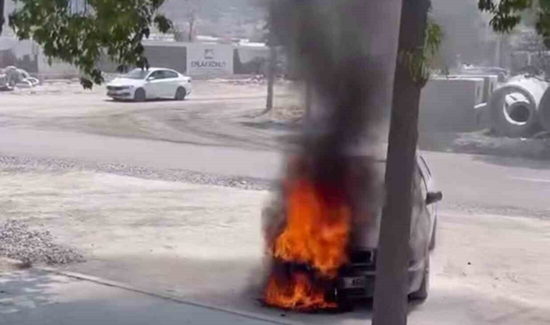 Hatay’da park halindeyken alevlere teslim olan otomobildeki yangın, beton mikseri