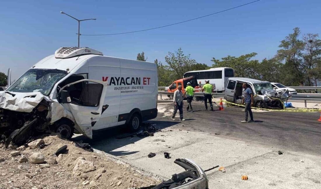 Burdur’da yol çalışması nedeniyle tek şeride düşen yolda, iki aracın