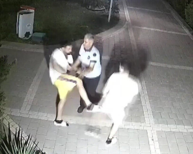 Adana’da bir sitenin bahçesinde 13 yaşındaki çocuğu döverek küfürler eden