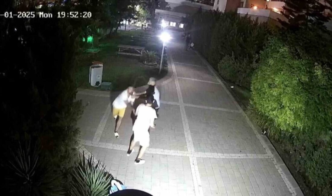 Adana’da bir şahıs, sitenin bahçesinde 13 yaşındaki çocuğu döverek küfürler