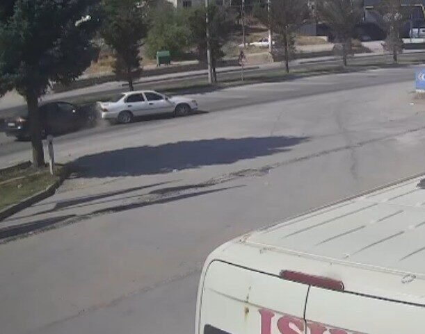 Kahramanmaraş’ın Elbistan ilçesinde 3 aracın karıştığı kaza güvenlik kamerasına yansıdı.