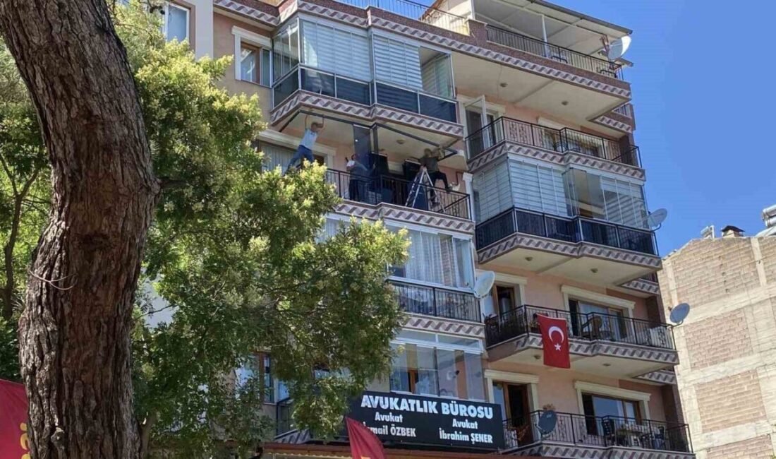 Burdur’da bir apartmanın 4. katındaki daireye cam balkon takan işçilerin