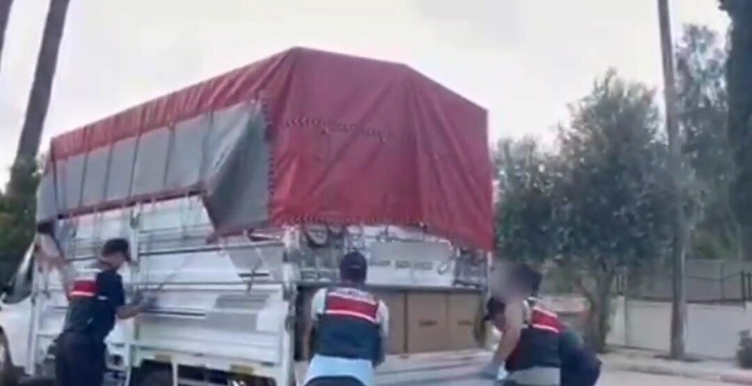 Adana’da 2 milyon 400 bin kaçak makaron ele geçirildi, 1
