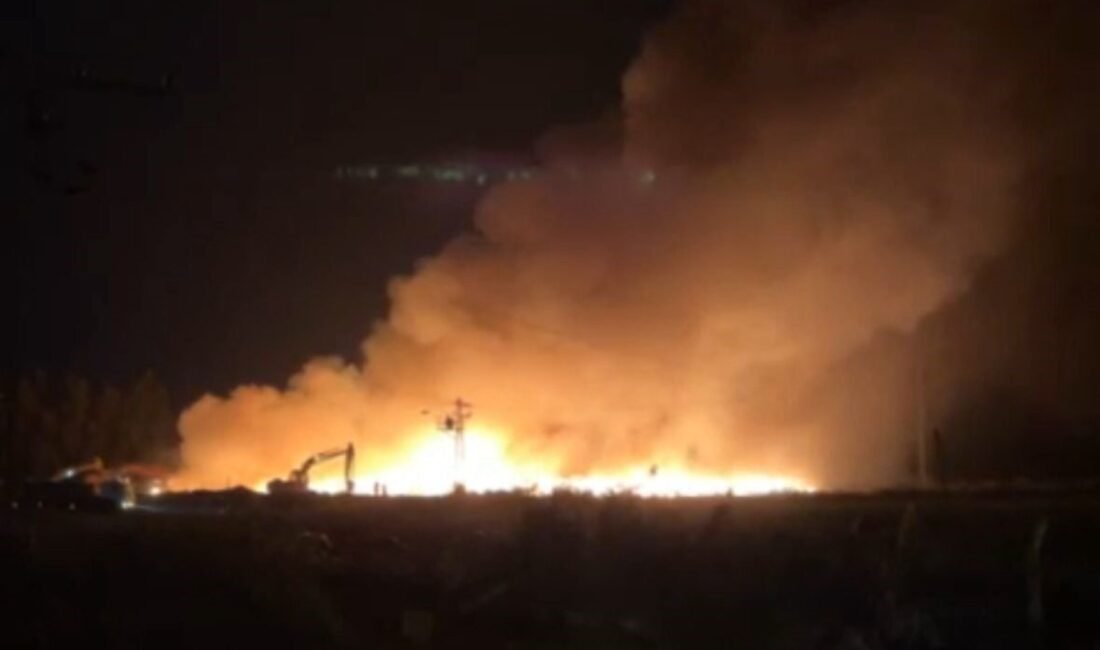 Adana’da geri dönüşüm fabrikasının bahçesinde çıkan yangın 14 saattir devam