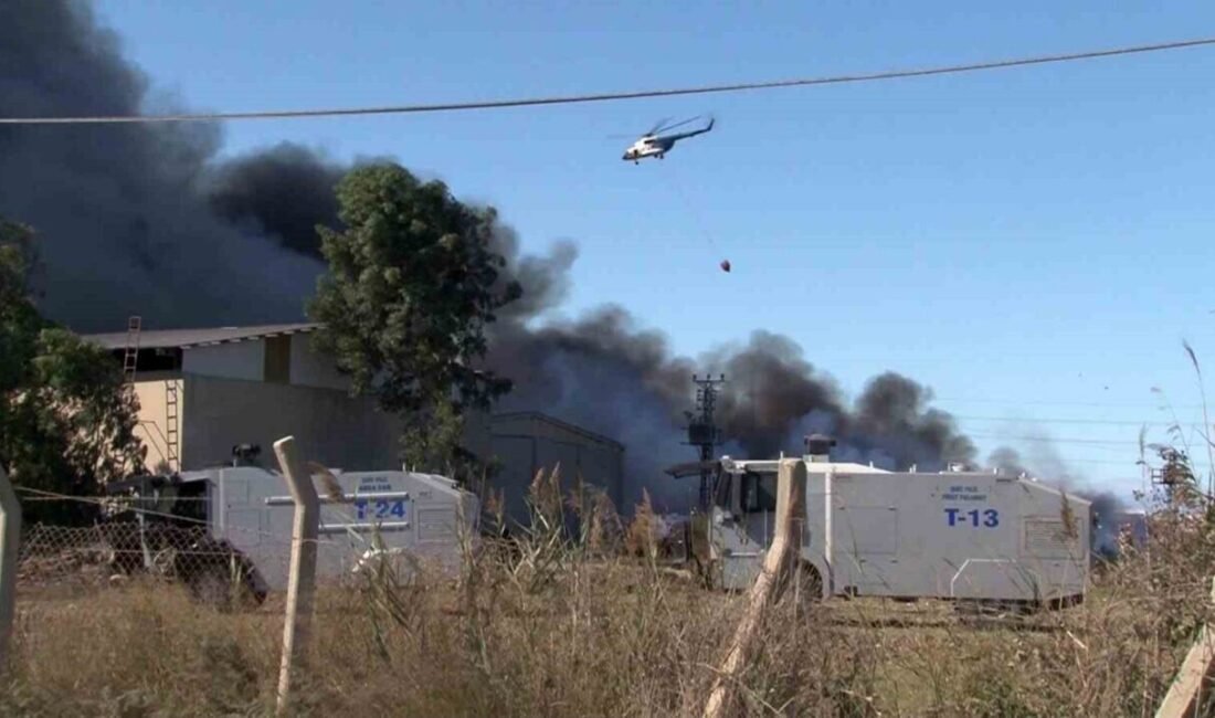 Adana’da geri dönüşüm fabrikasının bahçesinde başlayan yangının etrafı çevrilerek başka