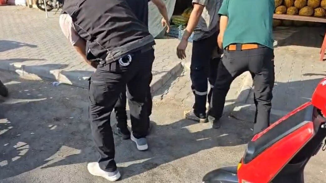 Adana’da narkotik polisleri okul önlerinde uygulama yapıp, şüphelendiği şahısları durdurup